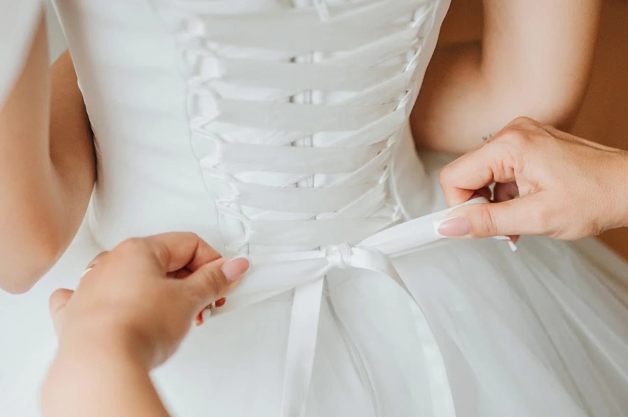 Brautkleid abstecken & Anprobe in Hamburg – Vornel Bride